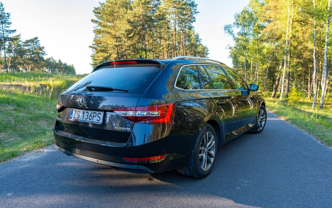 Skoda Superb cena 64700 przebieg: 175500, rok produkcji 2018 z Szczecin małe 352